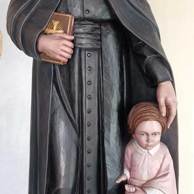 Statua lignea eseguita nel 2025 dallo scultore Raphael Demetz – Chiesa parrocchiale di Orzano di Remanzacco, Udine.